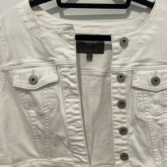 torrid Jackets & Blazers - Torrid Cropped White Jean Jacket, size 0